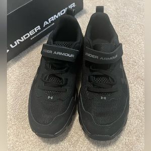 Under Armour boys pre school assert 9 running shoes sz 2Y black